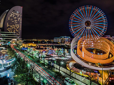 Cosmo World is divided into three zones according to age appropriateness, and is located on both sides of the Ooka River's mouth into Tokyo Bay, with a bridge connecting the mainland section with the Shinko Island section. With its waterfront view on all ends, Cosmo World is scenic and beautiful by day, and its brilliant lights make it a romantic place to walk at night.