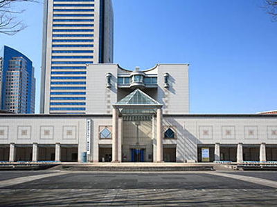Yokohama Museum of Art opened to the public on November 3, 1989. It is one of the largest art institutions in Japan. With its iconic architecture, featuring the expansive space of the Grand Gallery, the museum is made up of a total of seven gallery spaces, as well as an Art Information and Media Center that holds over 110,000 art-related books, ateliers hosting a wide range of workshops for children and adults, and many other facilities.